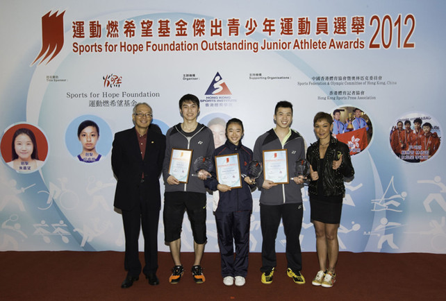 (Left) Mr Tang Kwai-nang, Vice Chairman of HKSI and (right) Ms Marie-Christine Lee, Founding Chairman of Sports for Hope Foundation, awarded trophy and certificate to the SFHF Most Outstanding Junior Athlete Awards annual winners to badminton duo Lee Chun-hei and Ng Ka-long (second from right and second from left), as well as wushu player Chan Cheuk-lam (centre).