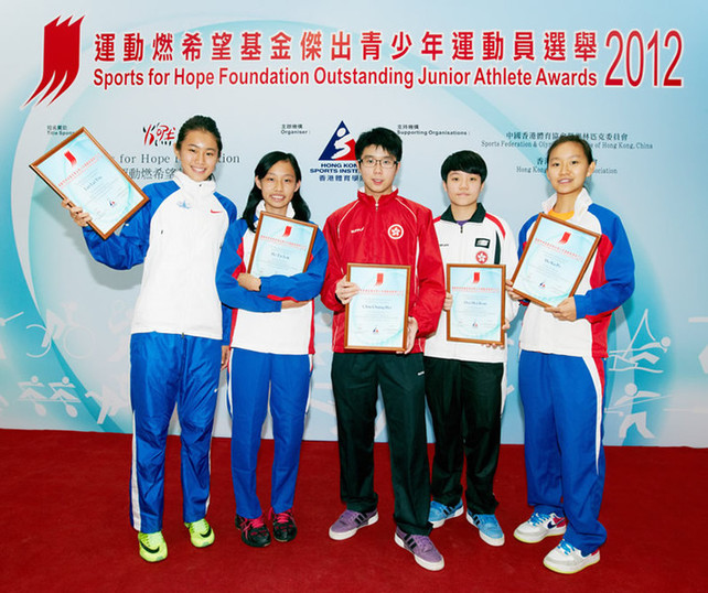 二零一二年第二季运动燃希望基金杰出青少年运动员包括：（左起）吕丽瑶（田径）、何子乐（壁球）、赵颂熙和杜凯琹（乒乓球）以及何嘉宝（壁球）。