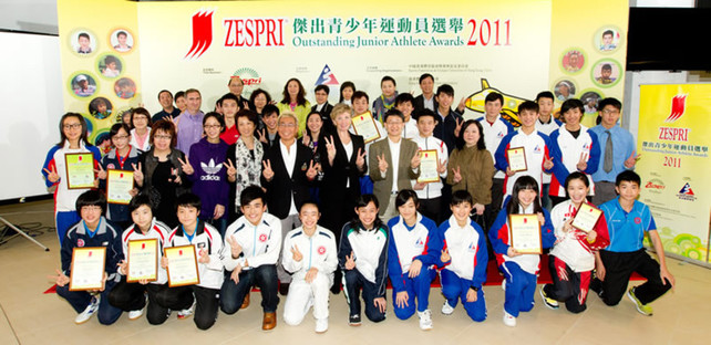 (From the 2nd row) A group photo of Dr Trisha Leahy (centre), Chief Executive of the HKSI; Tony Yue (6th from right), Vice President of the Sports Federation & Olympic Committee of Hong Kong, China; and Raymond Chiu (6th from left), Vice-Chairman of the Hong Kong Sports Press Association, together with winners of the ZESPRI<sup>®</sup> Outstanding Junior Athlete Awards for 2011 and guests.