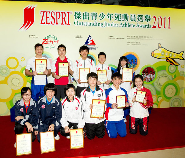 Winners of the ZESPRI<sup>®</sup> Outstanding Junior Athlete Awards for the 4th quarter of 2011 included (from left at back row) Ng Ka-fung (athletics), Ng Ka-long (badminton), Chan Ho-yin and Tam Yuk-wang (fencing), Lau In-kwan (karatedo), (from left at front row) Soo Wai-yam, Ng Ka-yee, Li Ching-wan and Doo Hoi-kem (table tennis). In addition, (from right at front row) Vanessa Wong (roller sports) and Ma Tsz-hei (squash) were also awarded Certificates of Merit.