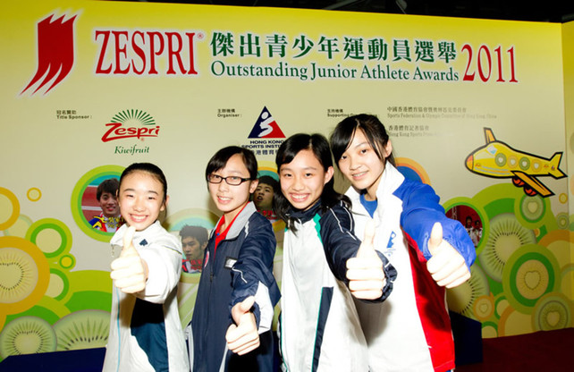 （左起）陈卓琳（武术）、苏慧音（乒乓球）、何子乐和蔡宛珊（壁球）获选参加三月底出发的ZESPRI<sup>®</sup> 2011纽西兰文化交流团。