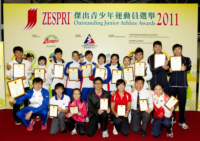 Outstanding Junior Athletes for the 3rd quarter of 2011 include (1st from left at front row) Ng Ka-fung (athletics), (from left at back row) Lee Chun-ting (windsurfing), Shum Pak-wai and Chow Cham-ho (karatedo), Choi Uen-shan, Ho Ka-po, Lee Ka-yi and Ho Tze-lok (squash), Chan Cheuk-lam and Lee Kin-fai (wushu), Au Kai-lun (swimming, Hong Kong Sports Association for the Mentally Handicapped, HKSAM) and Mok Chi-sing (table tennis, HKSAM). (2nd from left at front row) Fung Chun-hin (billiard sports), Ma Che-yan and Man Ho-long (finswimming), Chan Tsz-ching (golf), Perry Wong and Choi Yan-yin (triathlon) are awarded the Certificate of Merit.