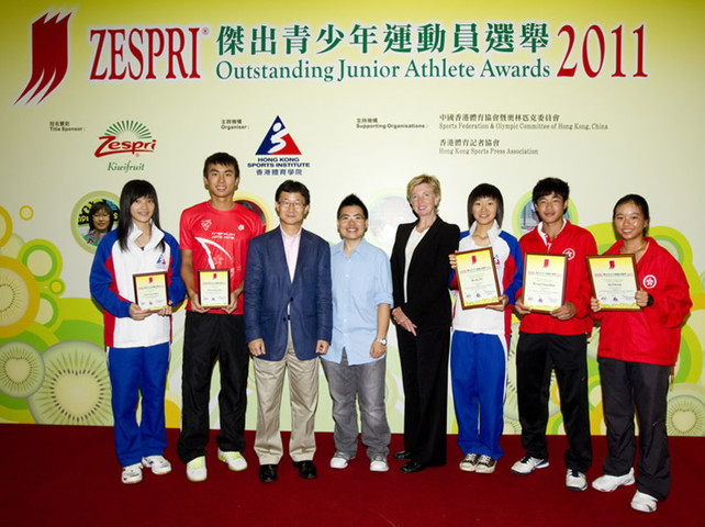 Group photo of Dr Trisha Leahy (4th from right), Chief Executive of the HKSI; Tony Yue (3rd from left), Vice President of the Sports Federation & Olympic Committee of Hong Kong, China; and Kwok Sze-wah (4th from left), committee member of the Hong Kong Sports Press Association; together with recipients of the Outstanding Junior Athlete Awards for this quarter, including (from right) Ip Cheng and Wong Chun-hun (tennis), Ho Ka-po (squash); and recipients of the Certificate of Merit (from left) Choi Uen-shan (squash) and Law Leong-tim (triathlon).