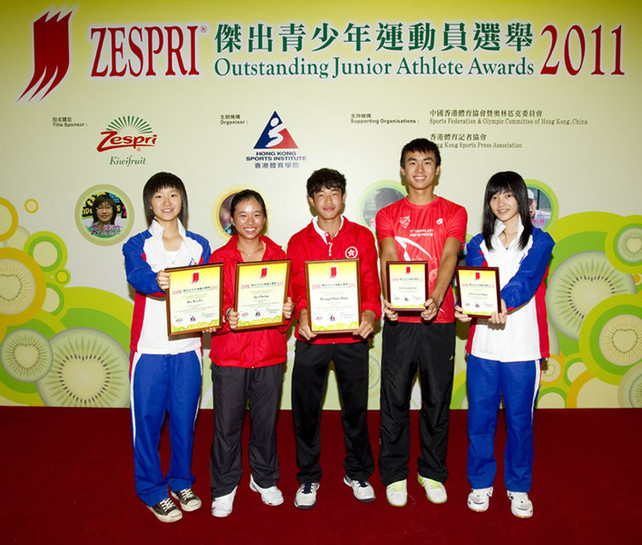 二零一一年第二季的杰出青少年运动员包括（左起）何嘉宝（壁球）、叶澄和黄俊铿（网球）。（右起）蔡宛珊（壁球）和罗亮添（三项铁人）则获颁优异证书。