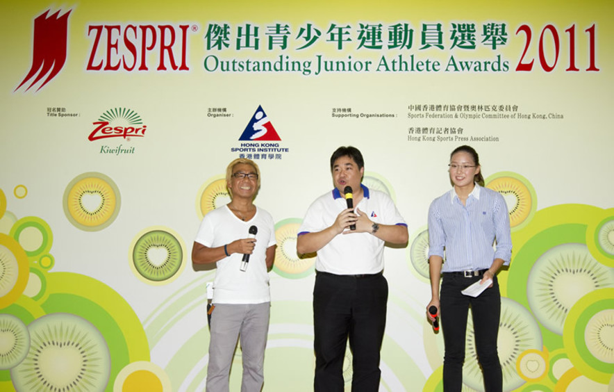 Tony Choi (centre), Head Squash Coach of the HKSI said that developing a tough and positive attitude towards lives, which is a basic element for a successful sportsman, is as important as sports talents.