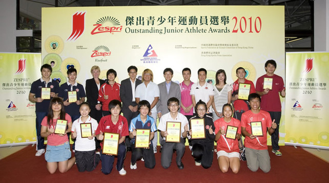 Dr Trisha Leahy (3rd from left at back row), Chief Executive of the HKSI; Tony Yue (6th from right at back row), Vice President of the Sports Federation & Olympic Committee of Hong Kong, China; Raymond Chiu (6th from left at back row), Vice Chairman of the Hong Kong Sports Press Association; together with special guests badminton player Yip Pui-yin (4th from left at back row), table tennis players Ko Lai-chak (4th from right at back row) and Li Ching (5th from right at back row), and retired fencer Ho Ka-lai (3rd from right at back row), took a group photo with winners of the ZESPRI<sup>®</sup> Outstanding Junior Athlete Awards for the 2nd quarter of 2010 as well as athletes receiving Certificates of Merit.