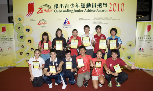 Winners of the ZESPRI<sup>®</sup> Outstanding Junior Athlete Awards for the 2nd quarter of 2010 included (commencing 2nd from left at back row) Lam Hin-wai (fencing), Lee Chun-hei and Ng Ka-long (badminton), Daryl Hung and Ng Ka-yee (table tennis). In addition, Chu Ka-hei (1st from left at back row) and (1st from left at front row) Cheng Nga-ching (squash), (commencing 2nd from left at front row) Ng Kiu-chung and Shek Wai-hung (gymnastics), Perry Wong and Choi Yan-yin (triathlon) as well as Ng Ka-fung (athletics) were also awarded Certificates of Merit.