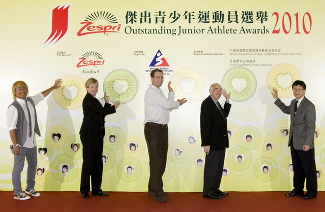 Officiating guests of the ZESPRI<sup>®</sup> Outstanding Junior Athlete Awards for the 1st quarter of 2010, including Dr Trisha Leahy (2nd from left), Chief Executive of the HKSI; Kelvin Bezuidenhout (middle), Market Manager of ZESPRI International (Asia) Limited; AFM Conway (2nd from right) and Tony Yue (1st from right), Vice-Presidents of the Sports Federation & Olympic Committee of Hong Kong, China; Raymond Chiu (1st from left), Executive Committee Vice Chairman of the Hong Kong Sports Press Association, kicked off the 2010 prize presentation ceremony by placing the kiwifruits which symbolised the support and love from athletes’ parents, coaches, teachers and the sponsor ZESPRI<sup>®</sup> onto the canopy.