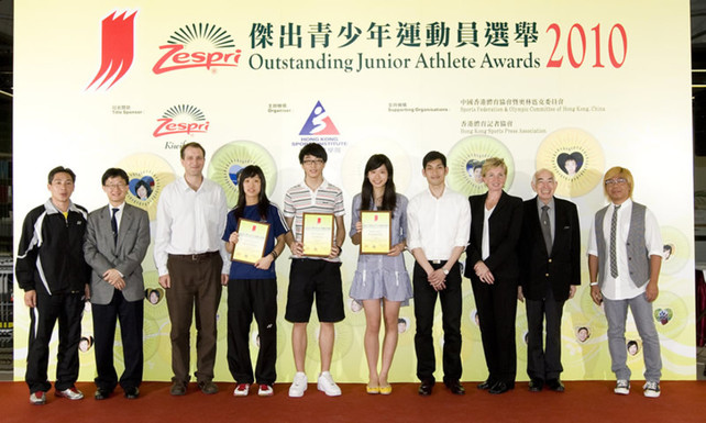 Group photo of Dr Trisha Leahy (3rd from right), Chief Executive of the HKSI; Kelvin Bezuidenhout (3rd from left), Market Manager of ZESPRI International (Asia) Limited; AFM Conway (2nd from right) and Tony Yue (2nd from left), Vice-Presidents of the Sports Federation & Olympic Committee of Hong Kong, China; Raymond Chiu (1st from right), Executive Committee Vice Chairman of the Hong Kong Sports Press Association; together with special guests Acting Head Badminton Coach of the HKSI He Yiming (1st from left) and fencer Lau Kwok-kin (4th from right), as well as winners of the ZESPRI<sup>®</sup> Outstanding Junior Athlete Awards for the 1st quarter of 2010 as well as athlete representatives.