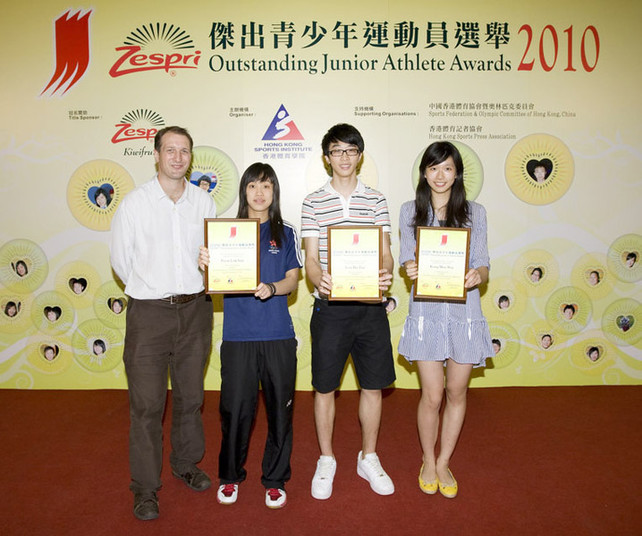 Group photo of Kelvin Bezuidenhout (1st from left), Market Manager of ZESPRI International (Asia) Limited, with the winners of the ZESPRI<sup>®</sup> Outstanding Junior Athlete Awards for the 1st quarter of 2010 including (begins 2nd from left) Poon Lok-yan (badminton), Low Ho-tin and Kong Man-wai (fencing).