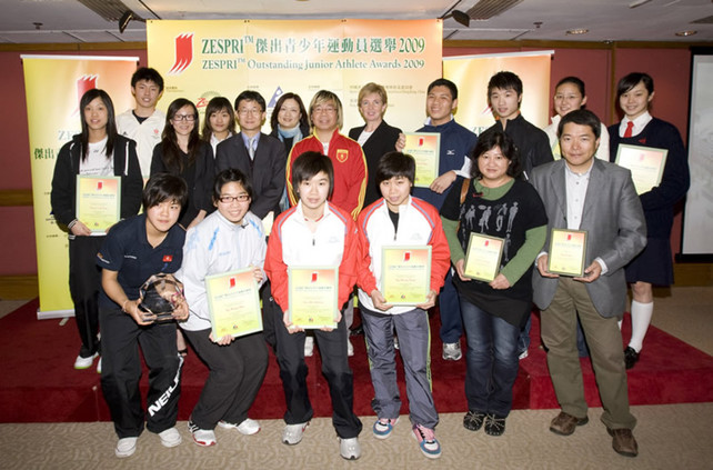 Group photo of Dr Trisha Leahy (5th from right back row), Chief Executive of the HKSI; Margaret Siu (6th from left at back row), Head of Coaching Services of the HKSI; Kennes Young (3rd from left at back row), representative of ZESPRI International (Asia) Limited; Tony Yue (5th from left at back row), Vice President of the Sports Federation & Olympic Committee of Hong Kong, China; Raymond Chiu (6th from left at back row), Vice Chairman of the Hong Kong Sports Press Association; and winners of the ZESPRI™ Outstanding Junior Athletes Awards for the 4th quarter of 2009 as well as athlete representatives.