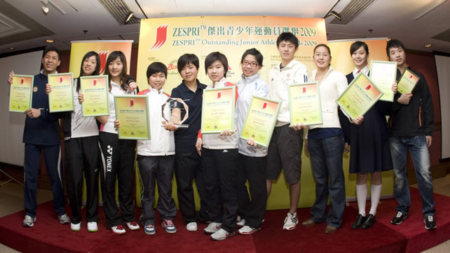 Winners of the ZESPRI™ Outstanding Junior Athletes Awards for the 4th quarter of 2009 included (from left) Tsui Kwok-man (rowing, Hong Kong Sports Association for the Mentally Handicapped), Poon Lok-yan and Tse Ying-suet (badminton), Ng Wing-nam (table tennis), winner of the inaugural Most Outstanding Junior Athlete Award Chan Hei-man (windsurfing), Lee Ho-ching (table tennis), Ng Wing-hei and Liao Shun-yin (rowing); Kong Man-yi and Au Hoi-shun (swimming); and recipient of the Certificate of Merit Lui Pan-to.