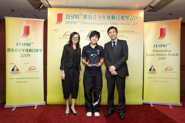 Windsurfer Chan Hei-man (middle) received the newly set up prize, Most Outstanding Junior Athlete Award for 2009 from Kennes Young (left), representative of ZESPRI International (Asia) Limited; and retired windsurfing coach Wong Tak-sum (right).