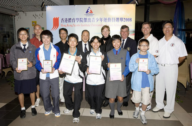 Dr Trisha Leahy (middle at back row), Chief Executive of the HKSI, together with presenting guests Poon Chi-nam (2nd from left at back row), Executive Committee Member of the Hong Kong Sports Press Association and Hu Fa-kuang GBS JP (3rd from left at back row), Vice-President of the Sports Federation & Olympic Committee of Hong Kong, China, as well as representatives of the NSAs appreciate the efforts of all winning athletes.