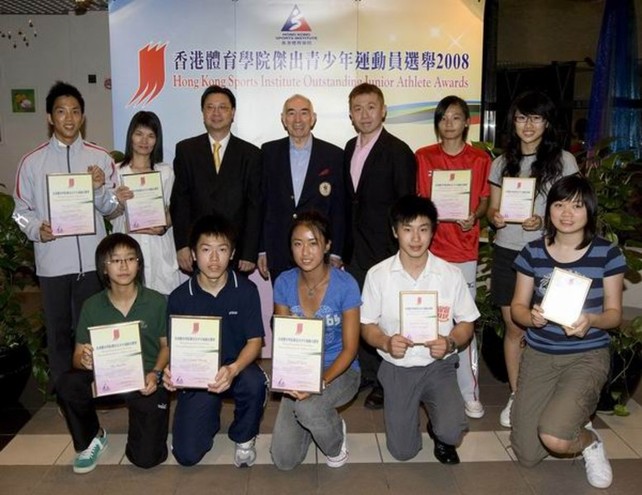 Representing the organiser HKSI Godwin Fung (3rd from left at back row), Acting Chief Executive and Director of Corporate Services of the HKSI, together with presenting guests Kwok Tsz-lung (3rd from right at back row), Secretary of the Hong Kong Sports Press Association and A F M Conway (middle at back row), Vice President of the Sports Federation & Olympic Committee of Hong Kong, China, appreciated the efforts of all winning athletes.