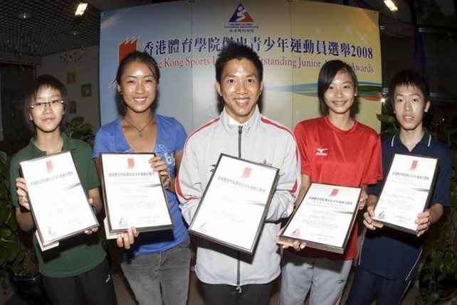 （左起 ） 何嘉寶（壁球）、楊子君（網球）、黎振浩和馮惠儀（田徑）以及歐鎮銘（壁球）榮膺二零零八年第二季香港體育學院傑出青少年運動員。