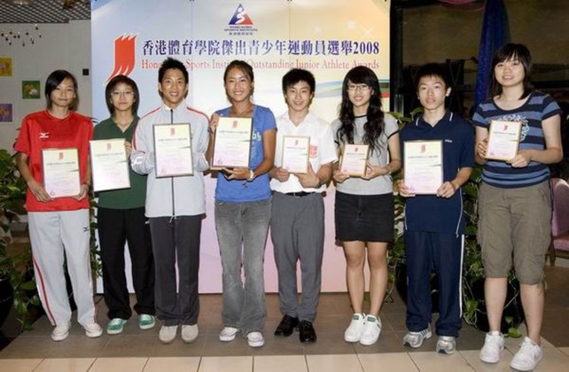 Group photo of Award winners track & field athletes Fung Wai-yee and Lai Chun-ho (1st and 3rd from left), squash players Au Chun-ming and Ho Ka-po (2nd from right and 2nd from left) and tennis player Yang Zijun (4th from left), as well as three awardees of certificate of merit fencers Cheung Sik-lui and Lam Hin-wai (1st and 3rd from right) and gymnast Shek Wai-hung (4th from right) after the Awards presentation.