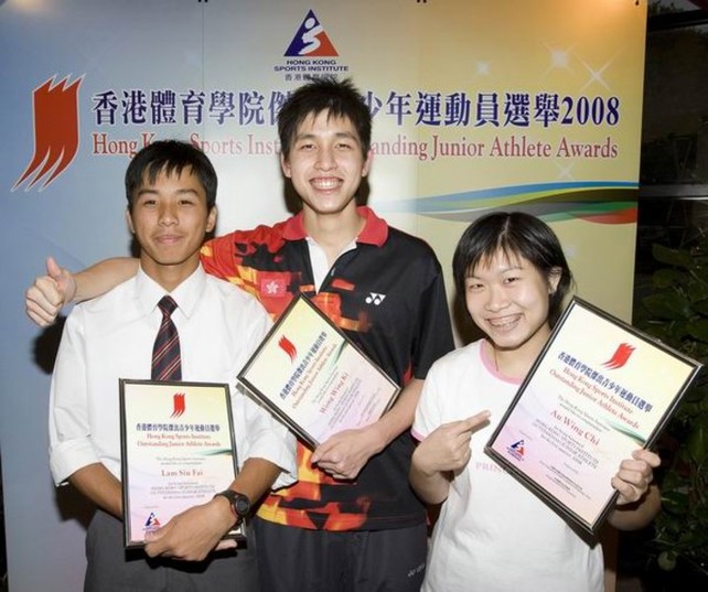（左起）网球运动员林兆晖、羽毛球运动员黄永棋及壁球运动员欧咏芝荣膺二零零八年第一季体院杰出青少年运动员。