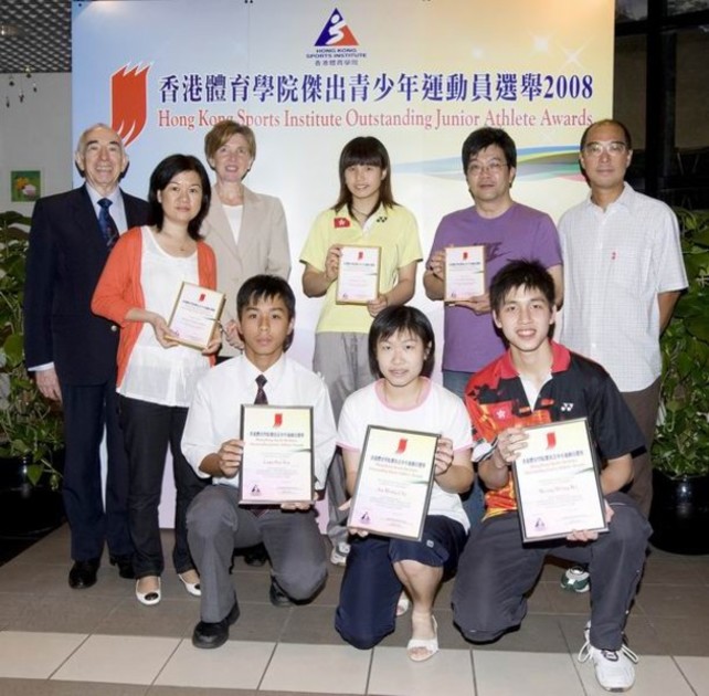 (Back row) Presenters include Chu Hoi-kun (1st from right), Executive Committee Chairman of the Hong Kong Sports Press Association, A F M Conway (1st from left), Vice President of the Sports Federation & Olympic Committee of Hong Kong, China, and Dr Trisha Leahy (2nd from left), Chief Executive of the HKSI. Badminton players Chan Tsz-ka (middle of back row, awarded certificate of merit) and Wong Wing-ki (left of front row, Awards' recipient), squash player Au Wing-chi (middle of front row, Awards' recipient) as well as tennis player Lam Siu-fai (left of front row, Awards' recipient).