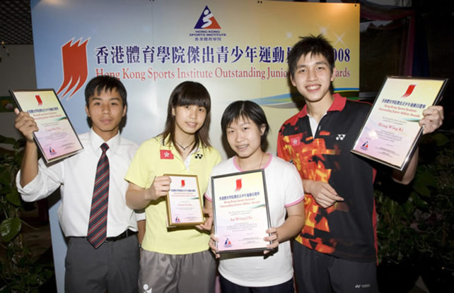（左起）網球運動員林兆暉、羽毛球運動員陳祉嘉、壁球運動員歐詠芝及羽毛球運動員黃永棋在頒獎禮後合照。