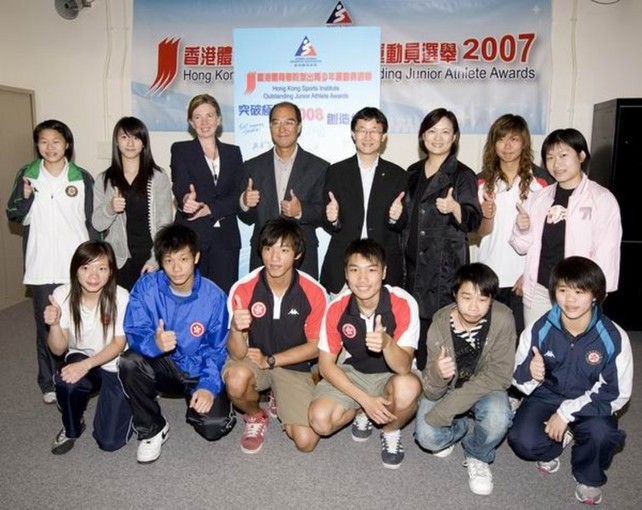 Dr Trisha Leahy (3rd from left at back row) and Margaret Siu (3rd from right at back row), Chief Executive and Head of Coaching Support Services of the HKSI respectively, together with presenting guests Chu Hoi-kun (4th from left at back row), Executive Committee Chairman of the Hong Kong Sports Press Association and Tony Yue (4th from right at back row), Vice President of the Sports Federation & Olympic Committee of Hong Kong, China, take a group photo with all winning athletes.