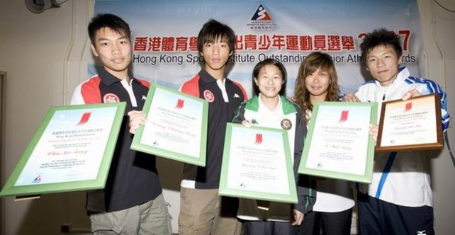 Group photo of all award recipients of the HKSI Outstanding Junior Athlete Awards 4th Quarter 2007 including (from left) rowers Chu Ka-ming (Awards' recipient) and Leung Chung-ming (Awards' recipient), mentally handicapped table tennis player Yeung Chi-ka (Awards' recipient), rower To Yuk-ting (Awards' recipient) and runner Leung Ki-ho (awarded certificate of merit) at the presentation ceremony.