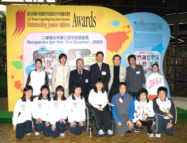 The judging panel has also made a decision of presenting certificates of merit to six outstanding nominees in recognition of their excellent performance in this quarter, including Yip Pui-ying and Lam Sin-ying from badminton, Cheng Lai-sho from mountaineering, Ma Kwok-po from windsurfing, as well as Lai Tsz-tsun and Fung Wing-see from wushu. Ms Malina Ngai, General Manager Corporate Communications, A.S. Watson Group (second from left, back row), Mr Wong Wah-sang MBE, Vice-President, Sports Federation & Olympic Committee of Hong Kong, China (third from left, back row), Dr Chung Pak-kwong, Chief Executive, HKSI (fourth from left, back row), and Mr Kwok Tse-lung, Executive Committee Member, Hong Kong Sports Press Association (fifth from left, back row), congratulate the seven Awards recipients – Au Wing-chi, Chan Ho-ling, Chiu Ka-kei and Leung Shin-nga from squash, Sze Hang-yu from swimming, Kwok Hoi-ying from boccia, as well as Leung Shu-hang from swimming (mentally handicapped), and the four outstanding nominees who receive certificates of merit including Yip Pui-ying and Lam Sin-ying from badminton, Ma Kwok-po from windsurfing, as well as Fung Wing-see from wushu.