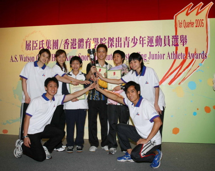(Third to fifth from right) Yip Pui-yin, Wong Wai-hong and Au Wing-chi, recipients of the A.S. Watson Group/HKSI Outstanding Junior Athlete Awards for the first quarter of 2005, receive a torch from a group of elite athletes spearheaded by Tang Hon-sing (right), the Hong Kong hurdle record holder, encouraging the juniors to keep up their good work and gain glory for Hong Kong.