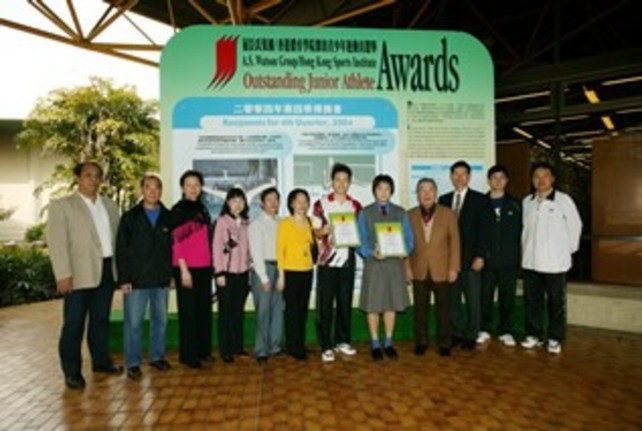 众嘉宾出席支持两位得奖运动员 - 施幸余和王伟康（手持奖状者）。