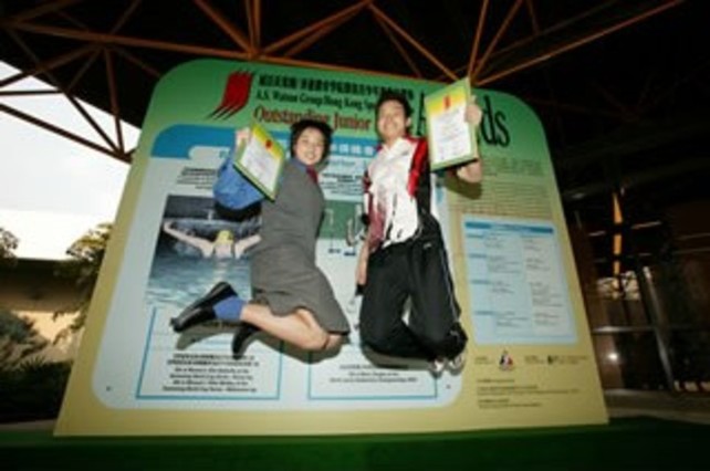 女飞鱼施幸余（左）和羽毛球新秀王伟康荣膺二零零四年第四季屈臣氏集团/体院杰出青少年运动员。