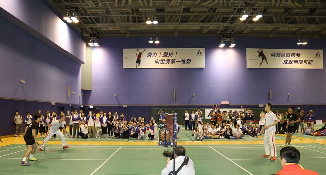 内地奥运选手林丹（左二）及张楠（右二）与香港青少年运动员在互动环节中合作，切磋球技。