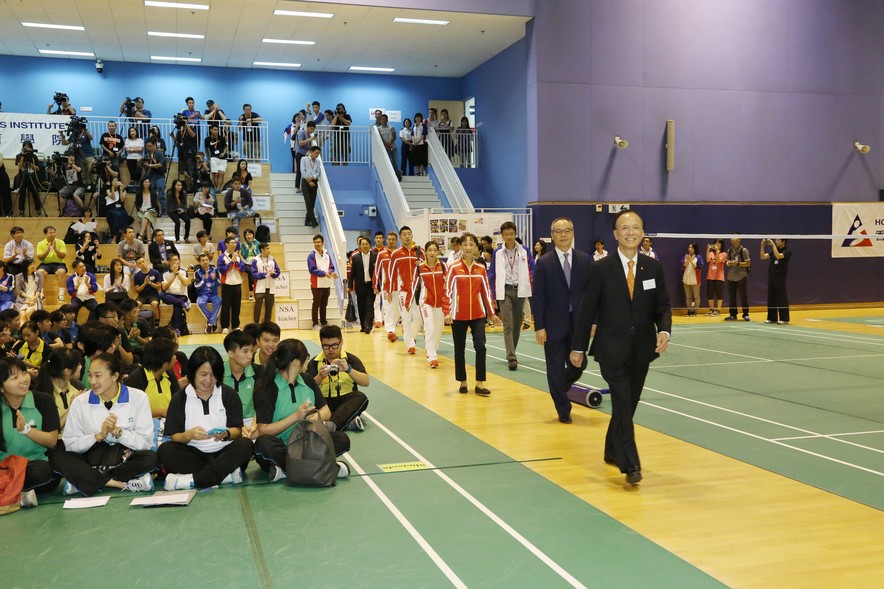 里約奧運會內地奧運精英代表團列隊進場時，獲香港精英運動員、香港體育學院「精英運動員友好學校網絡」的夥伴學校學生和體育界代表熱烈歡迎。