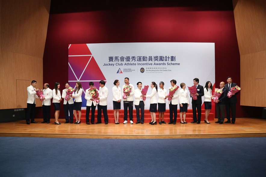 香港奧運精英代表向教練團隊送上花束，感謝教練們的耐心指導和支持。