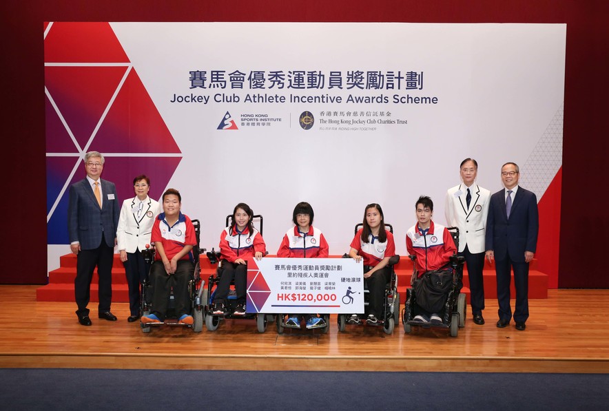 香港奥运精英代表向教练团队送上花束，感谢教练们的耐心指导和支持。