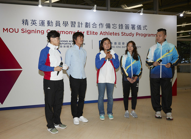 （左二起）香港浸會大學（浸大）校友、署理滑浪風帆總教練陳敬然、浸大學生馬君正（滑浪風帆）及陳浩鈴（壁球）分享他們兼顧學業和訓練的心得。