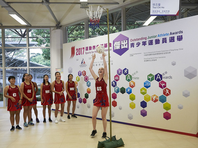 颁奖典礼上，得奖队伍香港21岁以下青少年投球代表队示范投球技巧。
