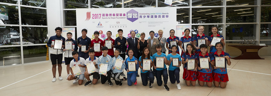 The Sports for Hope Foundation (SFHF) Outstanding Junior Athlete Awards Presentation for 2<sup>nd</sup> quarter 2017 was successfully held at the Hong Kong Sports Institute (HKSI). The officiating guests include Miss Marie-Christine Lee, Founder of the SFHF (7<sup>th</sup> right, back row), Mr Pui Kwan-kay SBS MH, Vice-President of the Sports Federation & Olympic Committee of Hong Kong, China (7<sup>th</sup> left, back row), Miss Chui Wai-wah, Committee Member of the Hong Kong Sports Press Association (6<sup>th</sup> left, back row), Dr Trisha Leahy BBS, Chief Executive of the HKSI (5<sup>th</sup> right, back row) and a special guest Mr Tony Yue BBS MH JP, Chairman of the Elite Sports Committee (6<sup>th</sup> right, back row), congratulates all the awardees.