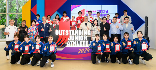 Celebration of the guests with the recipients of the Outstanding Junior Athlete Awards.