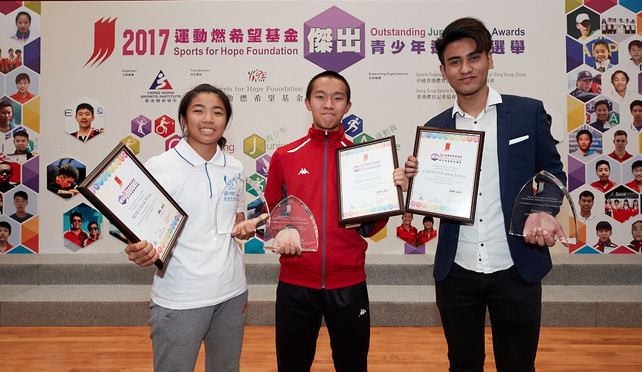 （左起）麦卓颖（滑浪风帆）、严钲熙（田径 – 香港智障人士体育协会）及Robbie James Capito（桌球）凭去年的卓越成绩，获选为2017年全年最杰出青少年运动员。