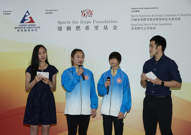 武術運動員沈曉榆 （左二）及王天恩 （右二）在頒獎典禮 上分享得獎感受。