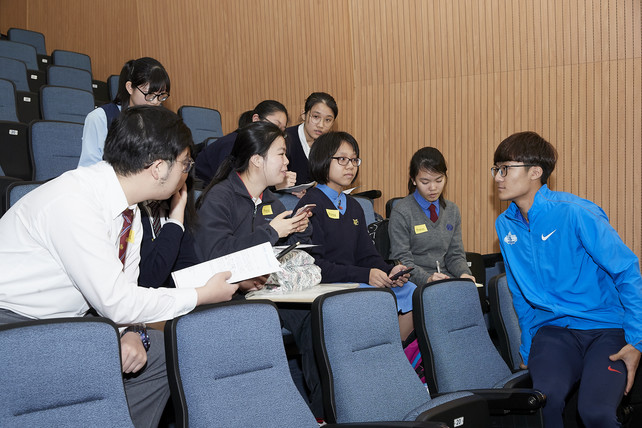 Student reporters took the opportunity to interview Wong Lok-hei (Athletics, 1<sup>st</sup> from right), winner of the 4<sup>th</sup> Quarter of the Sports for Hope Foundation Outstanding Junior Athlete Awards.