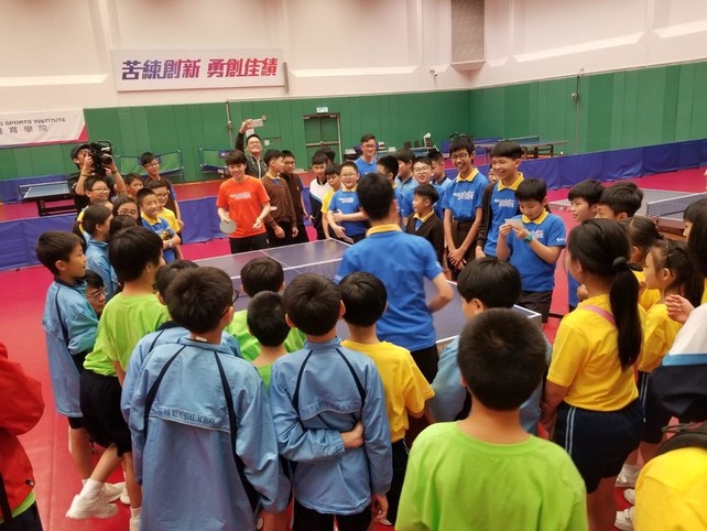 乒乓球運動員杜凱琹化身導賞員，帶領師生參觀體院的訓練設施，並細心指導球技。