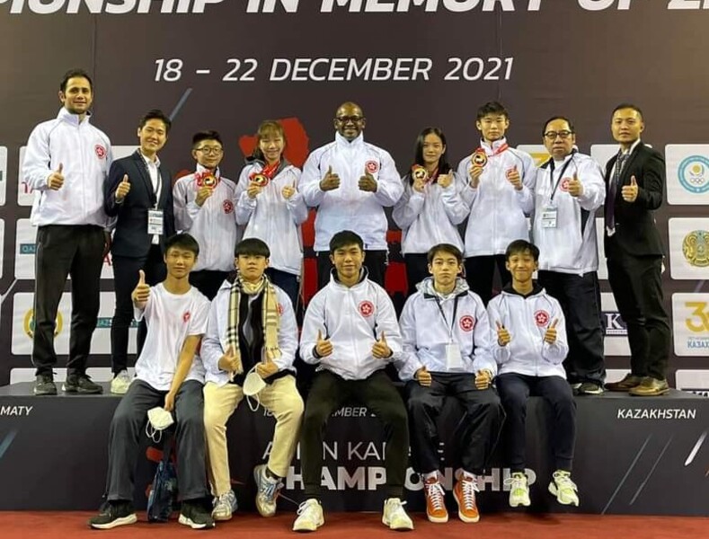 Tsang Pak-yin (third from back row)