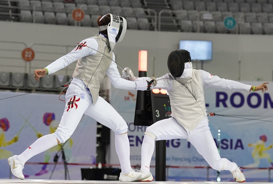 Cheung Ka-long (left)&nbsp;(photo: International Fencing Federation)