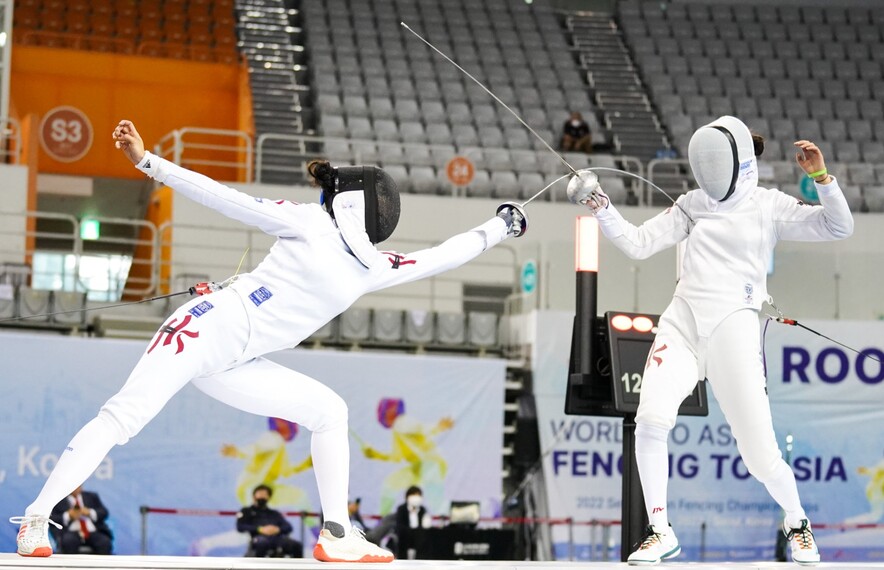 Kong Man-wai (left)&nbsp;(photo: International Fencing Federation)