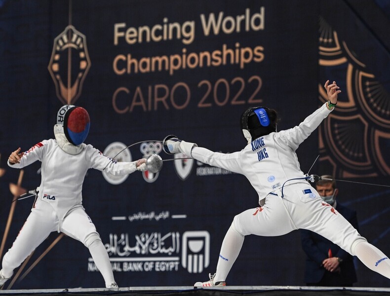 Kong Man-wai (right)&nbsp;(Photo:&nbsp;International Fencing Federation)
