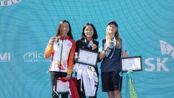 聶芷彥（左）（圖片來源：Asia Swimming Federtion）