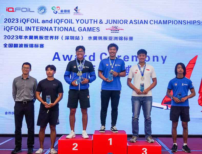 Asgar Kikabhoy (3rd from right) and Chow Wai-hin (3rd from left)