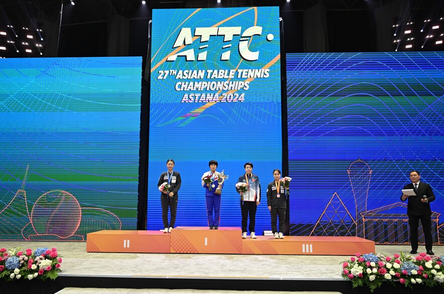 Doo Hoi-kem (middle)

Photo: Asian Table Tennis Union