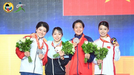 劉慕裳 （左二）
（圖片來源： AKF Asian Karate Federation）
